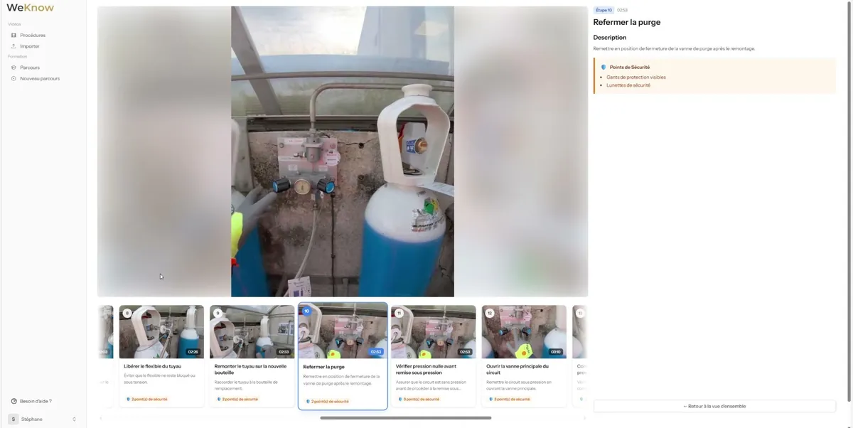 Interface de la plateforme WeKnow affichant une procédure industrielle décomposée en étapes illustrées, avec ses points de sécurité.