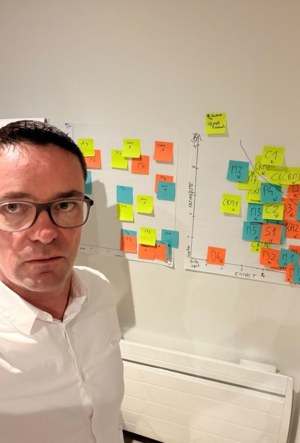 Stéphane Langlet anime un atelier Fabrique des idées devant la matrice de priorisation impact et faisabilité.